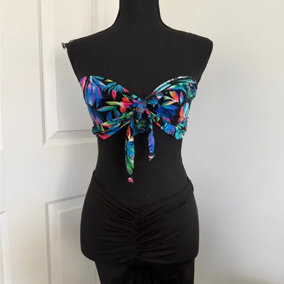 Colorful Strapless tropical top set with scrunch booty biker shorts. Super sexy - Picture 1 of 5